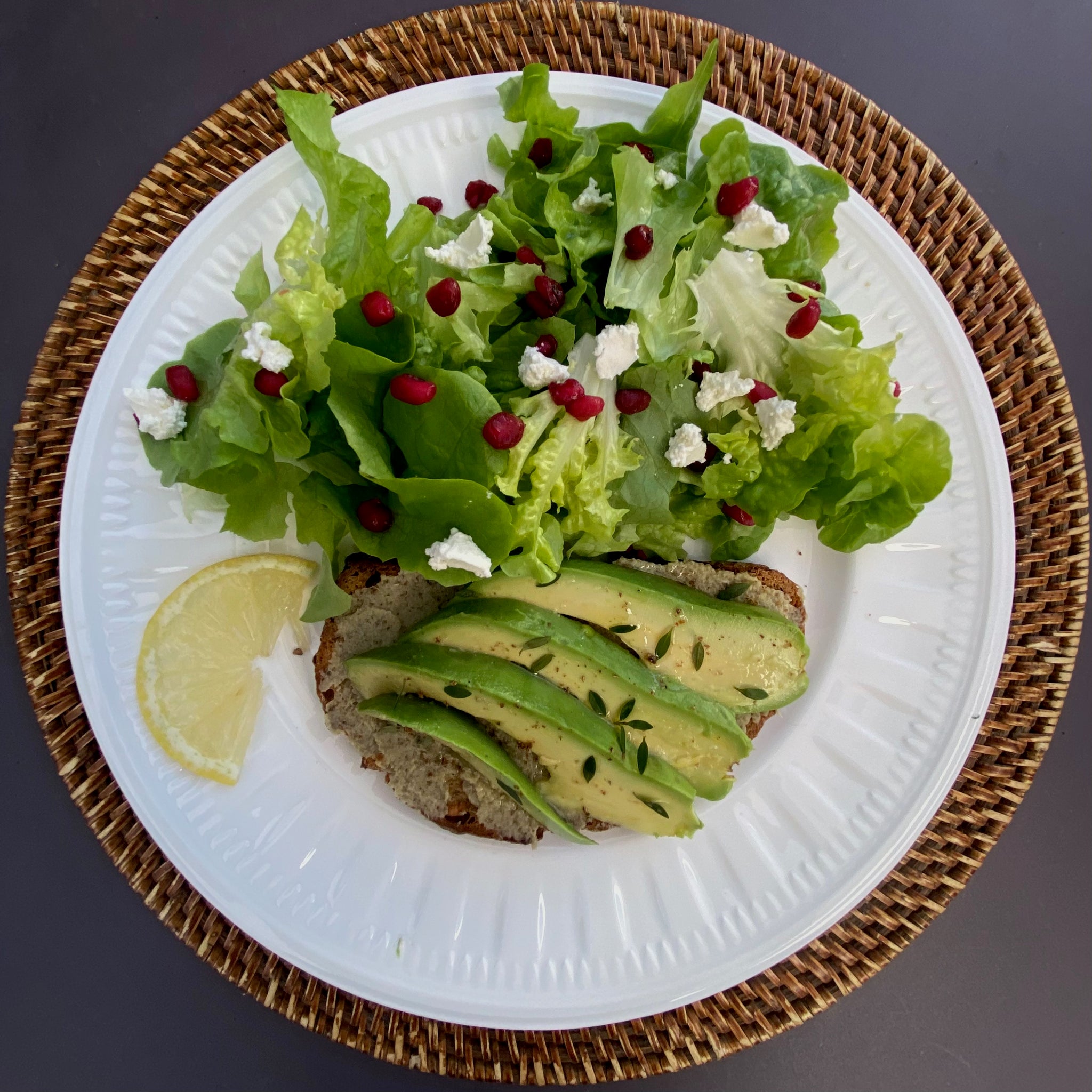 Toast à l'avocat et à l'artichaut